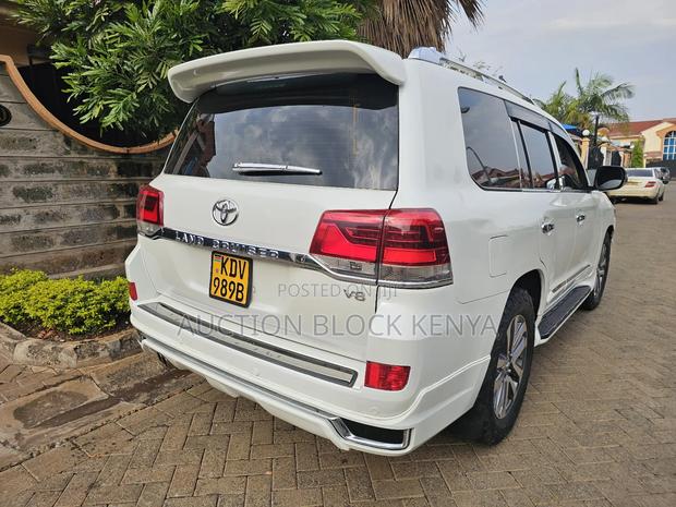 Toyota Land Cruiser 2009 White