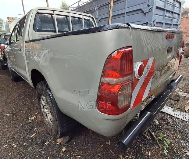 Toyota Hilux 2013 Gray