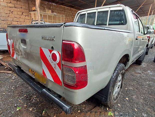 Toyota Hilux 2013 Gray