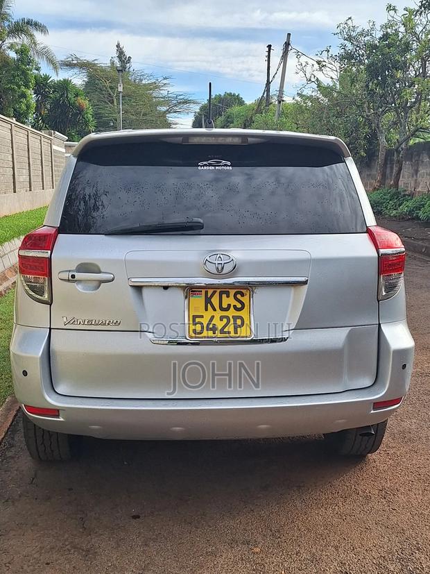 Toyota Vanguard 2011 Silver