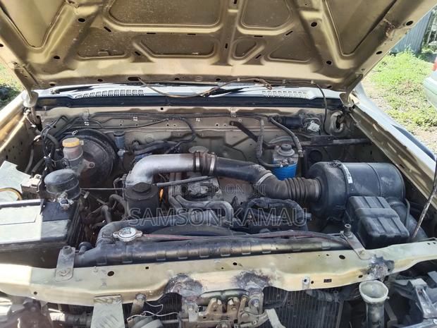 Nissan Hardbody 2013 Beige