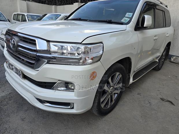 Toyota Land Cruiser 2012 White