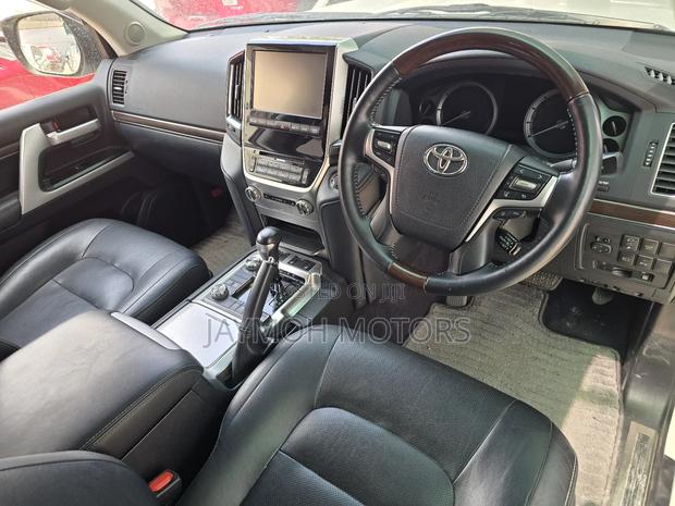 Toyota Land Cruiser 2018 White