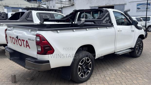 Toyota Hilux Rugged 4x4 2019 White
