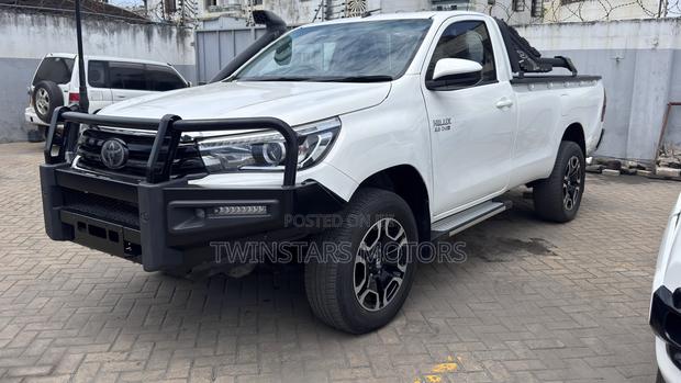 Toyota Hilux Rugged 4x4 2019 White