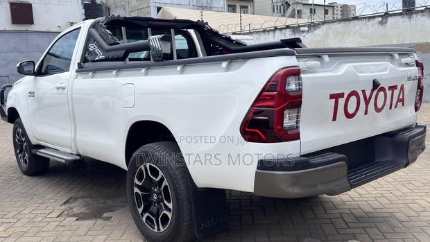Toyota Hilux Rugged 4x4 2019 White
