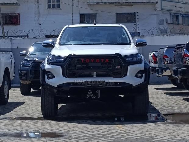 Toyota Hilux SR5 HI-Rider 2019 White