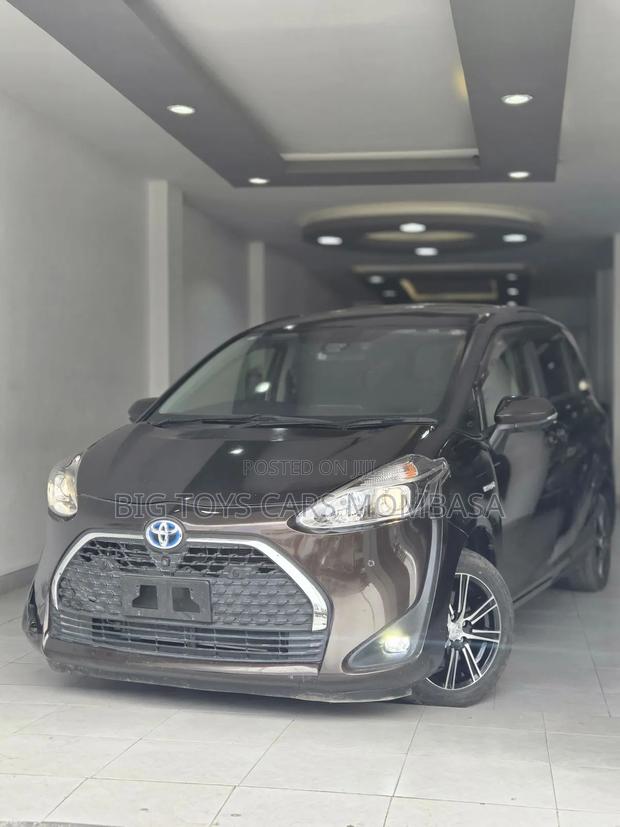Toyota Sienta 2018 Brown