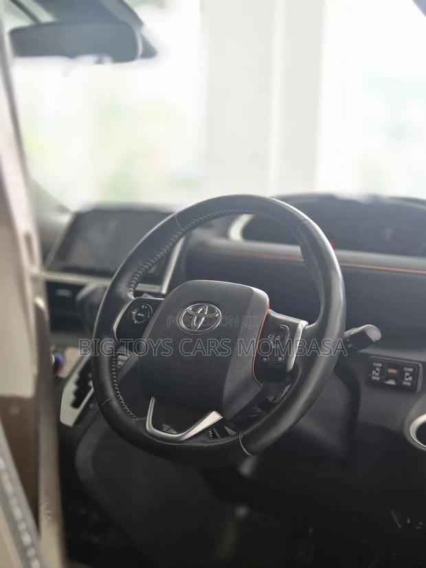 Toyota Sienta 2018 Brown
