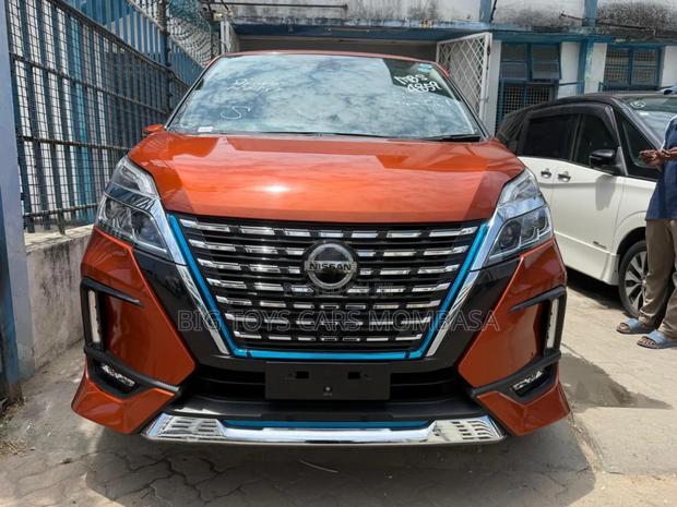 Nissan Serena 2019 Orange