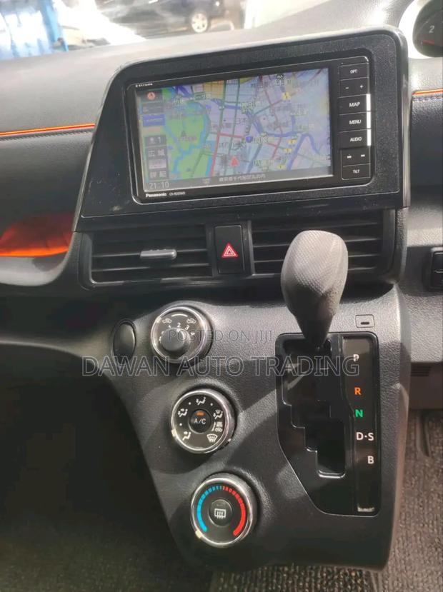 Toyota Sienta 2019 Red