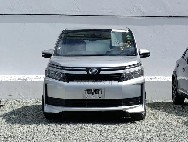 Toyota Voxy 2018 Silver