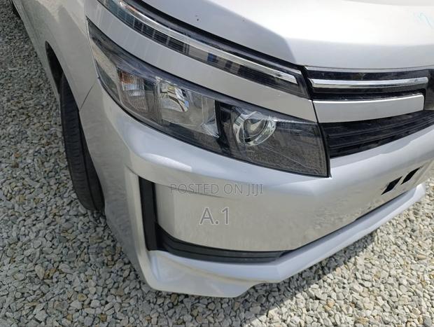 Toyota Voxy 2018 Silver