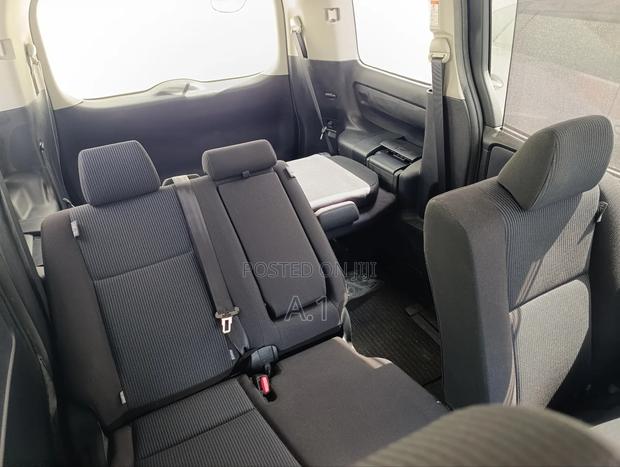 Toyota Voxy 2018 Silver