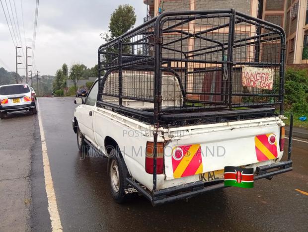 Toyota Hilux 1999 White