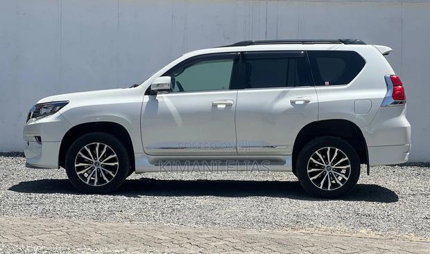 Toyota Land Cruiser Prado 2.8 2019 White