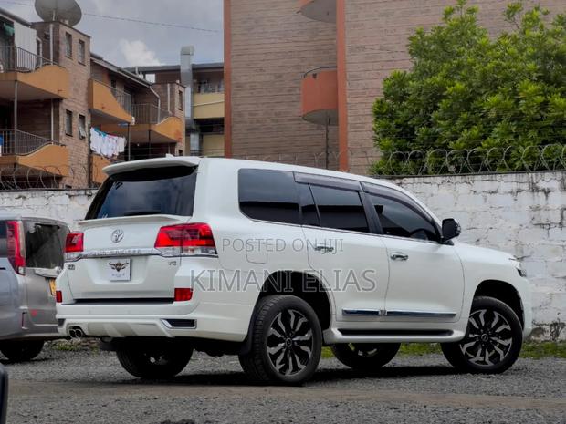 Toyota Land Cruiser 4.6 V8 ZX 2017 White