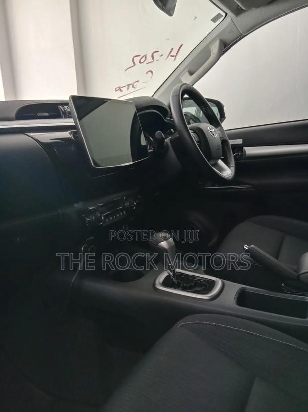 Toyota Hilux 2024 Silver