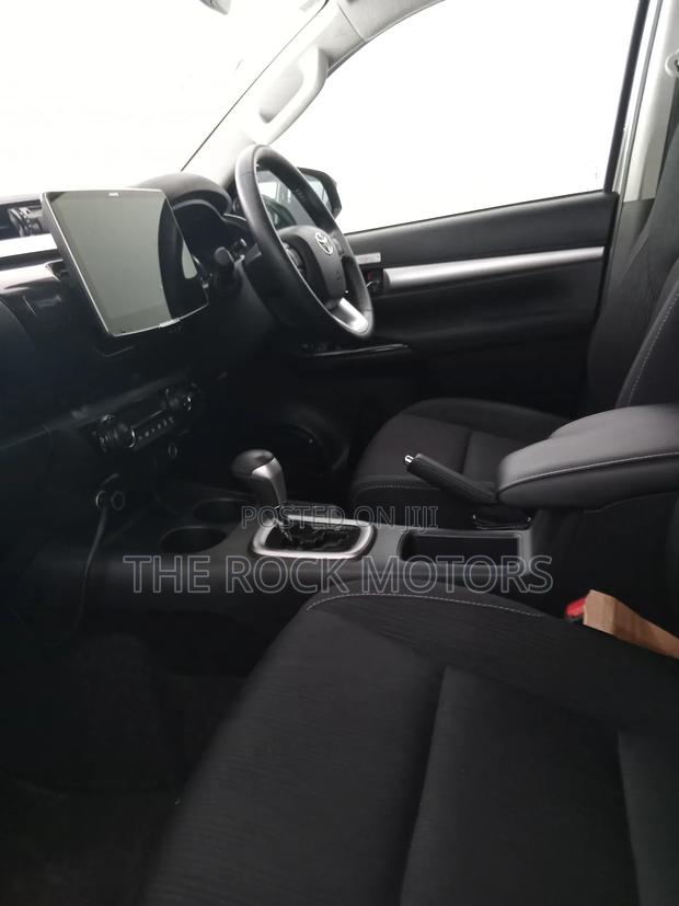 Toyota Hilux 2024 Silver