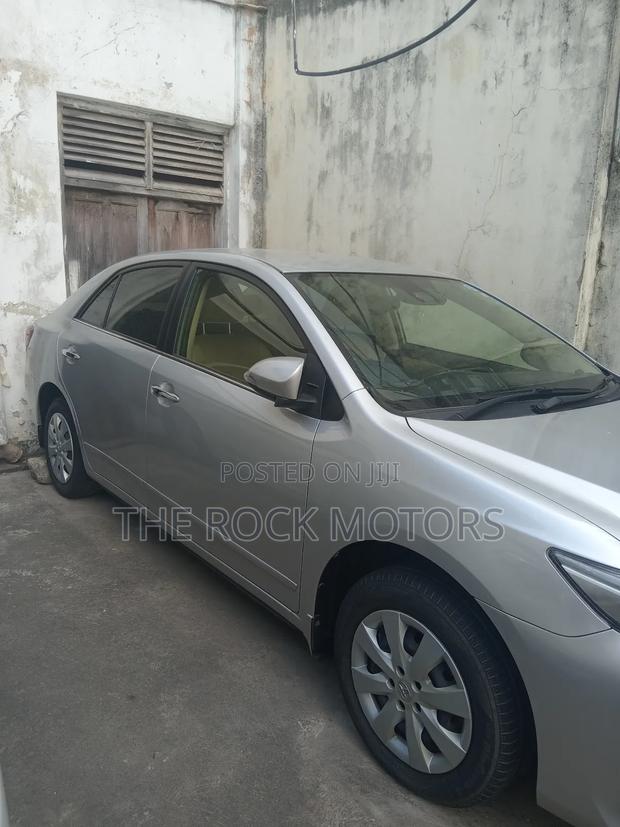 Toyota Premio 2018 Silver