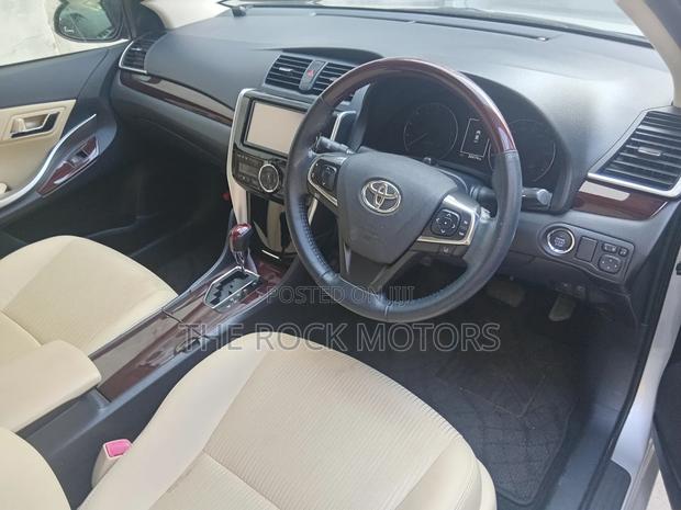 Toyota Premio 2018 Silver