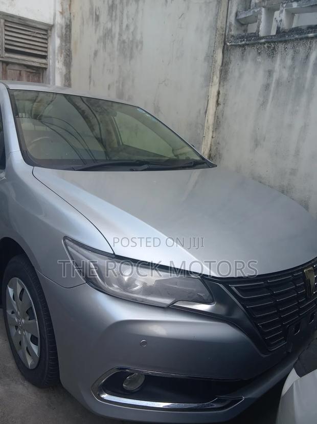 Toyota Premio 2018 Silver