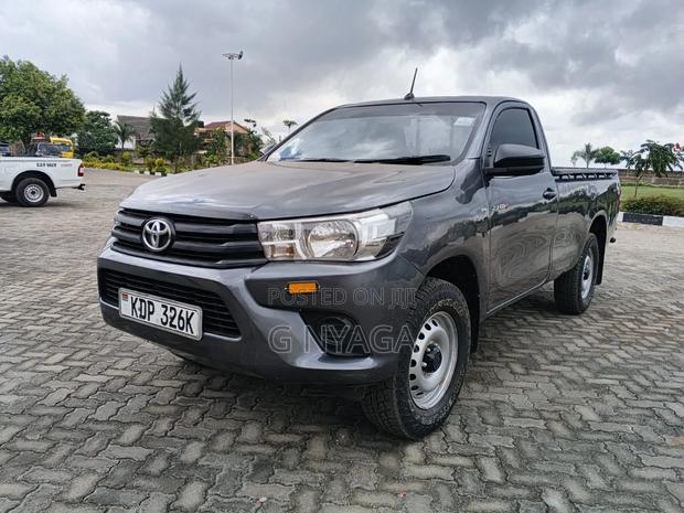 Toyota Hilux 2023 Gray
