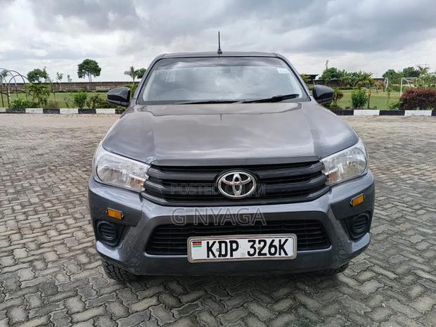 Toyota Hilux 2023 Gray