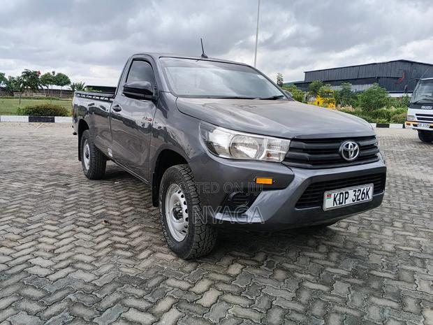 Toyota Hilux 2023 Gray