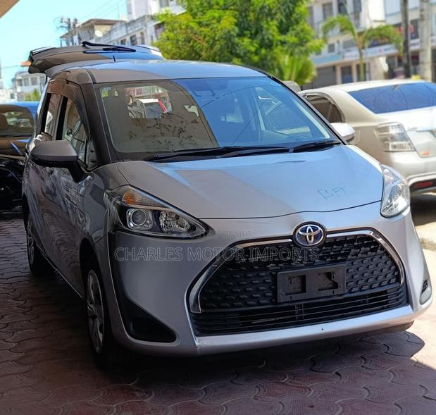 Toyota Sienta 1.5 Hybrid FWD 2020 Silver