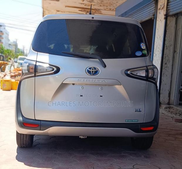 Toyota Sienta 1.5 Hybrid FWD 2020 Silver