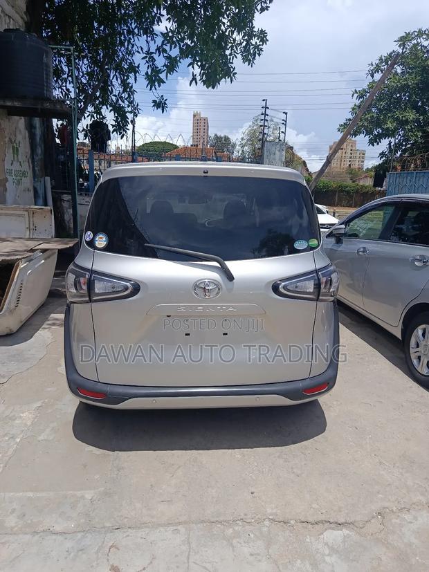 Toyota Sienta 2019 Silver