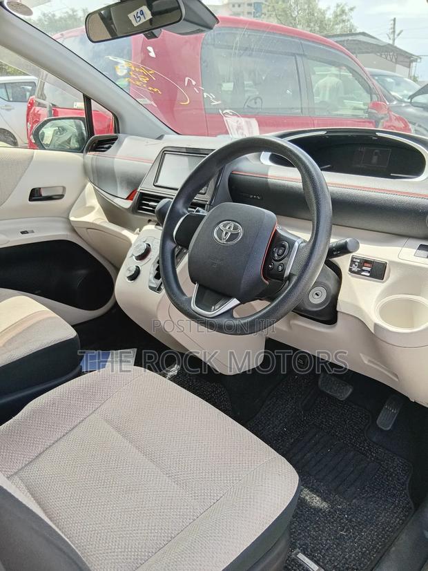 Toyota Sienta 2019
