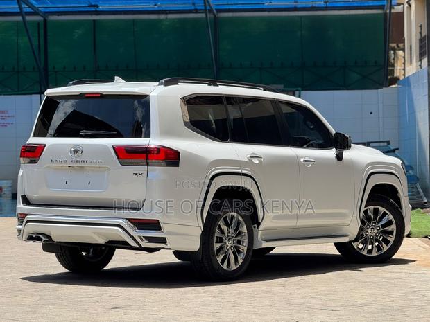 New Toyota Land Cruiser LC300 2023 Pearl