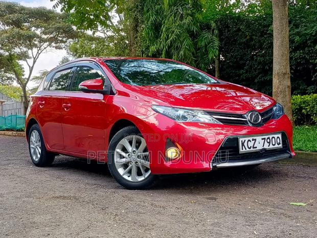 Toyota Auris 2013 Red