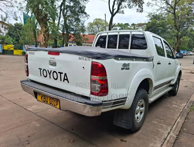Toyota Hilux 2012 White