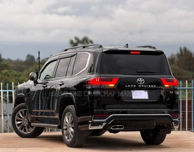 Toyota Land Cruiser LC300 2023 Black