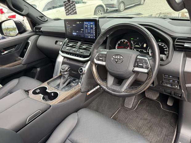 Toyota Land Cruiser LC300 2023 Black