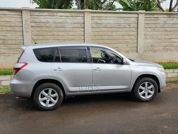 Toyota Vanguard 2010 Silver