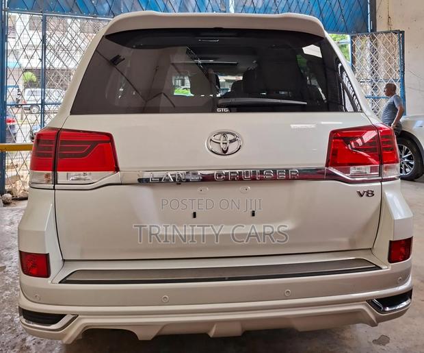 Toyota Land Cruiser 4.6 V8 ZX 2019 White