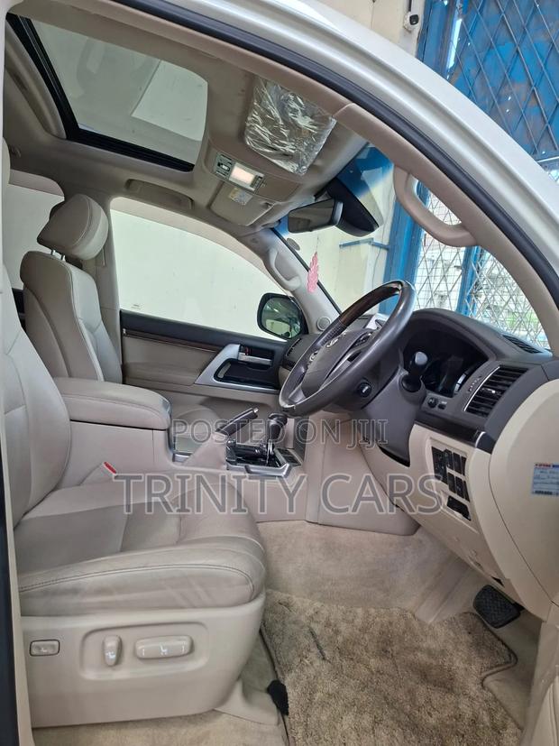 Toyota Land Cruiser 4.6 V8 ZX 2019 White