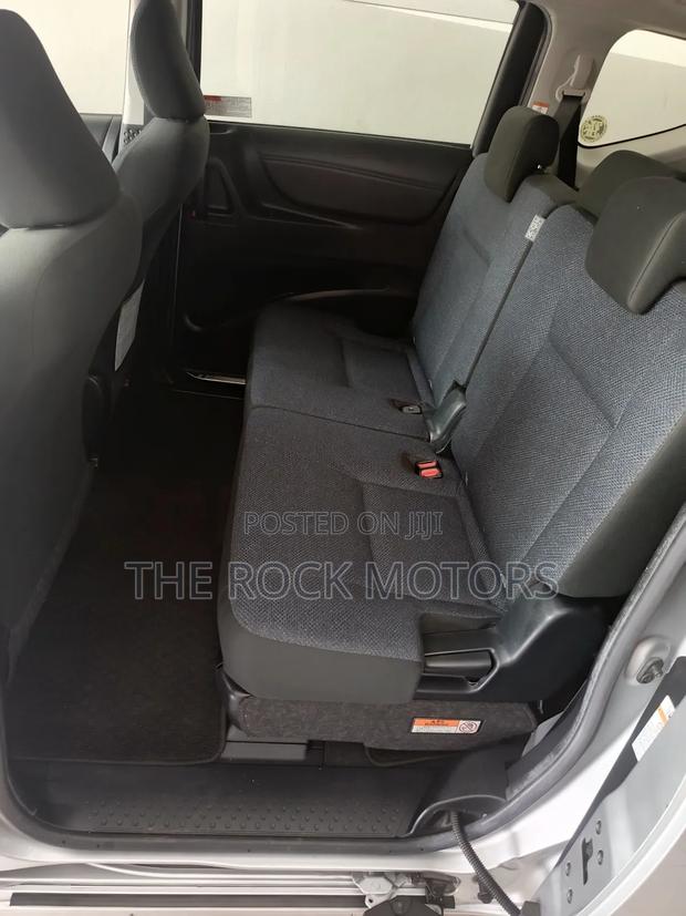Toyota Sienta 2019 Silver