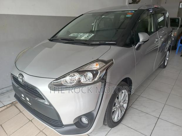Toyota Sienta 2019 Silver