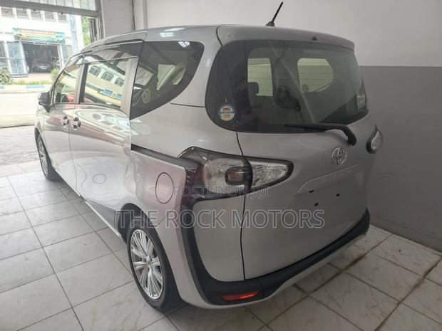 Toyota Sienta 2019 Silver