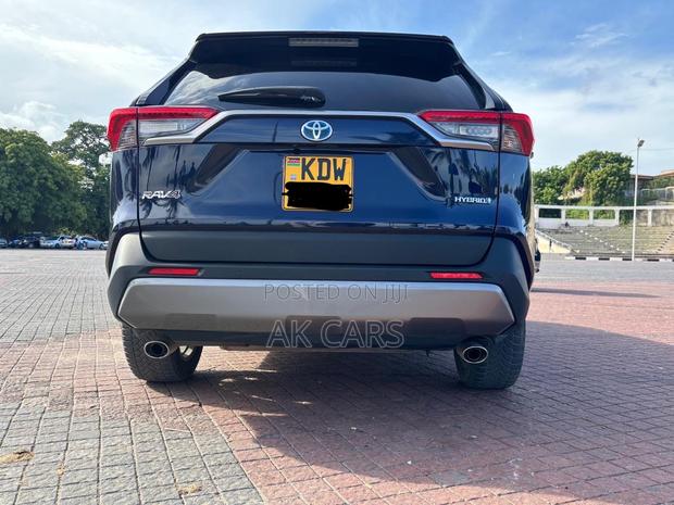 Toyota RAV4 Hybrid 2022 Blue