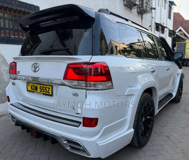 Toyota Land Cruiser 2011 White