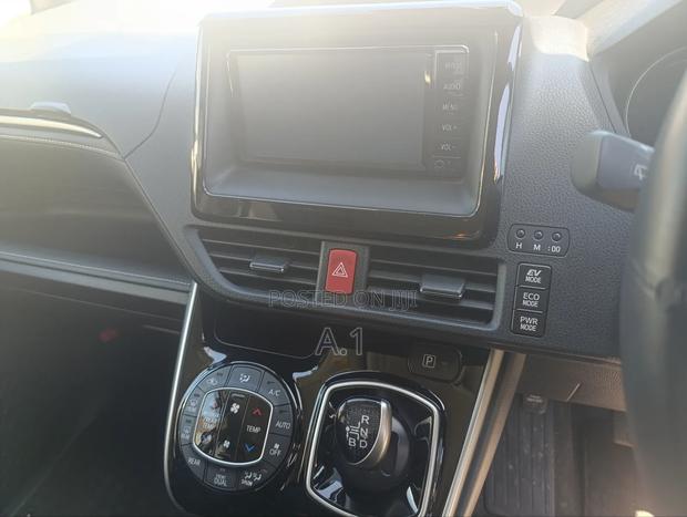 Toyota Esquire 1.8 FWD Hybrid (7 seater) 2018 Silver