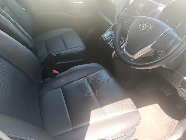 Toyota Esquire 1.8 FWD Hybrid (7 seater) 2018 Silver