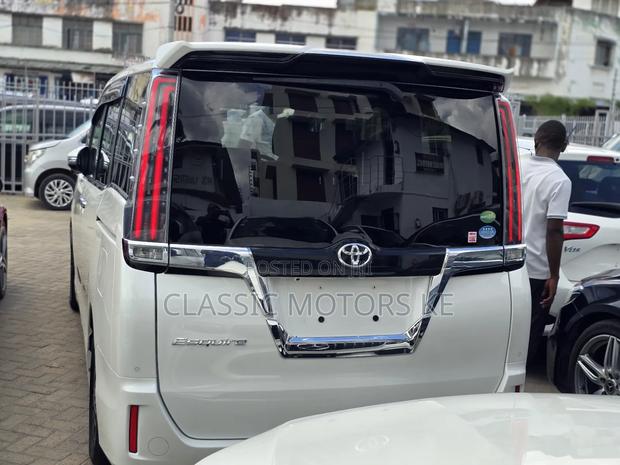 Toyota Esquire 2.0 FWD (7 seater) 2019 White