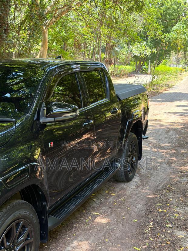 Toyota Hilux 2022 Black